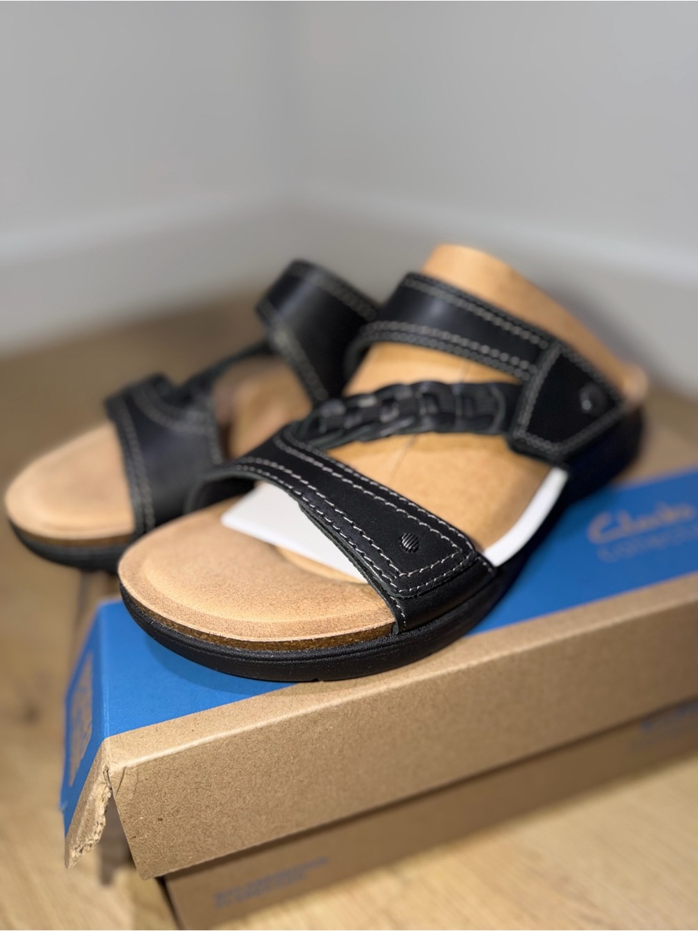 Clark’s Collection Black and Tan Adjustable Strap Sandals Size 9